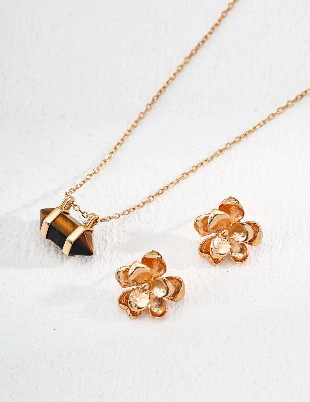 Model wearing Tiger’s Eye necklace for confidence – Anais&Aimee UK