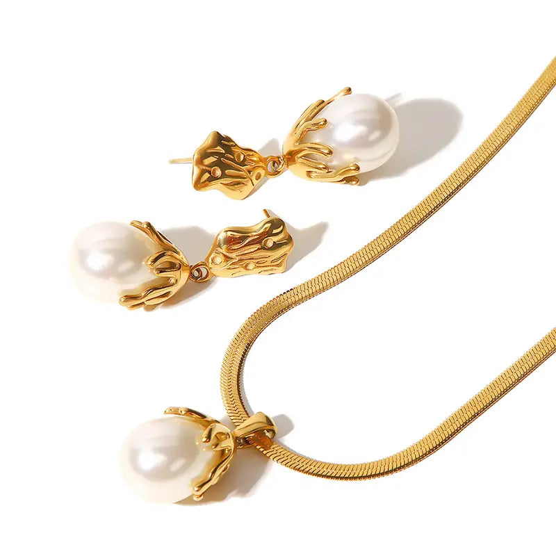 Aubergine Pearl Collection - Elegant Set of Gold-Accented Necklace and Drop Earrings Featuring Lustrous Large Pearls, Perfect for a Luxurious and Sophisticated Look