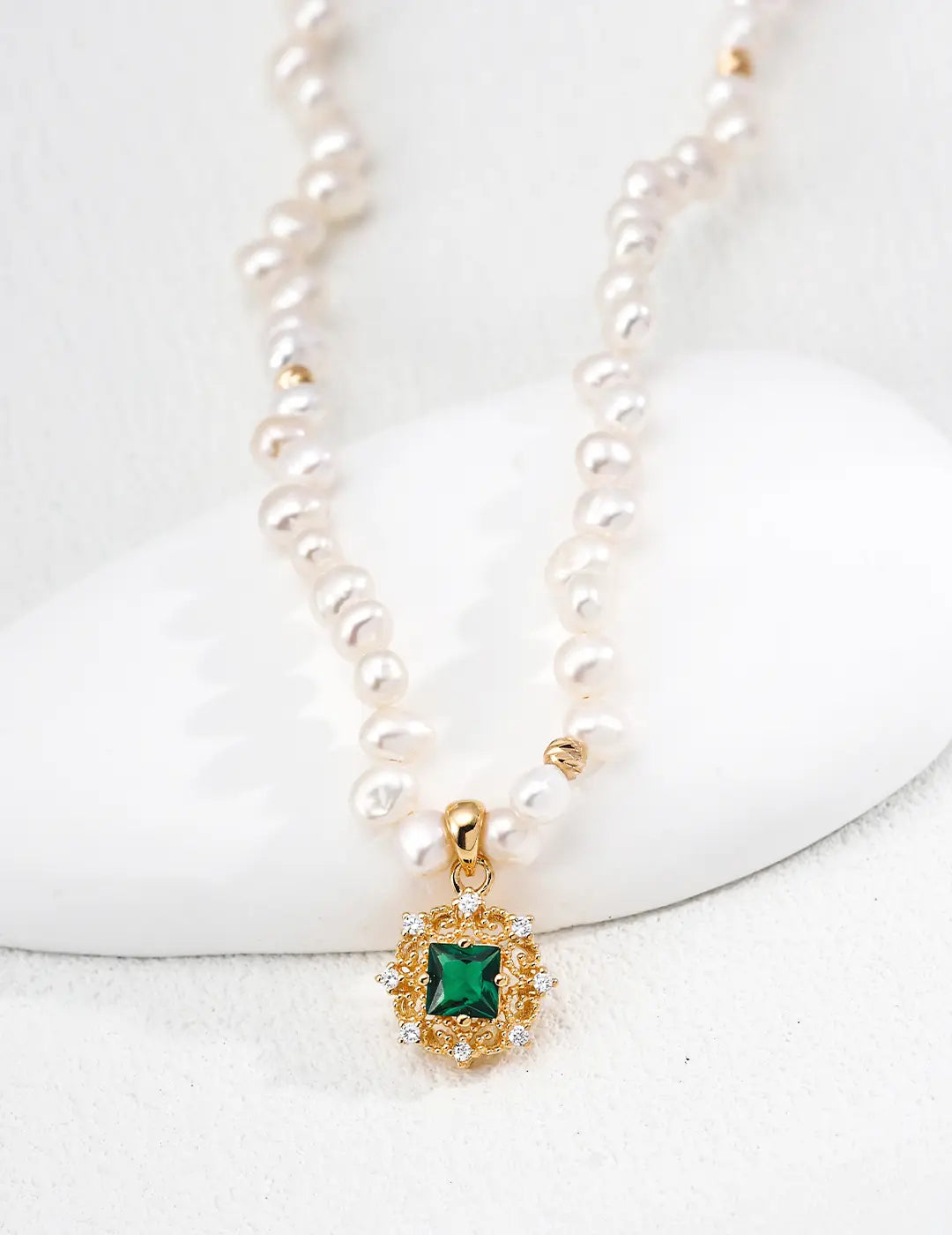 Aurelia Pearl Necklace – freshwater pearls with green pendant, UK