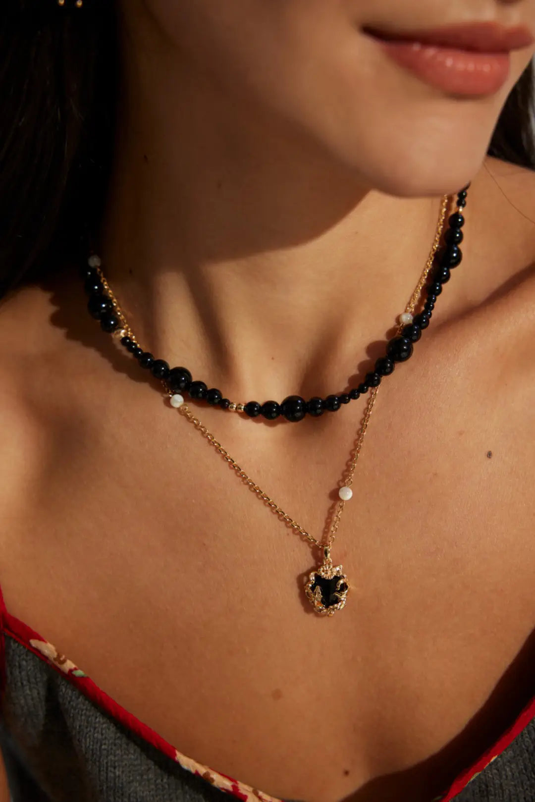 Side view of Agate-Black Agate Protection Crystal Necklace, emphasizing its elegant and lightweight craftsmanship