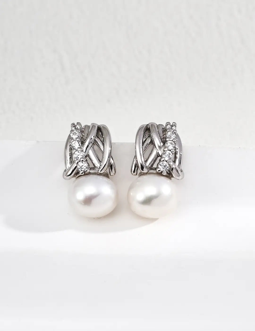 1.8 cm pearl drop earrings close-up – modern pearl earrings UK