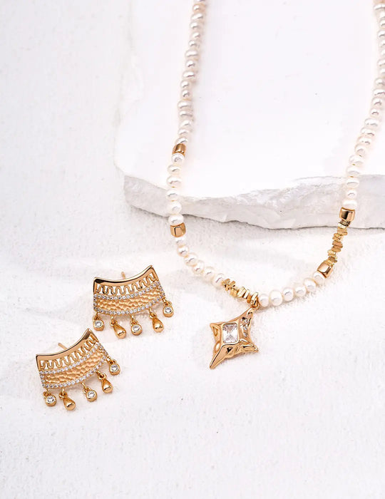 Anaïs & Aimee vintage-inspired earrings and a pearl necklace with gold accents, perfect for a refined and timeless jewelry collection